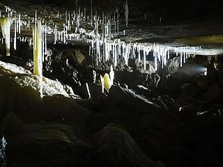 Höhle mit Stalagtiten