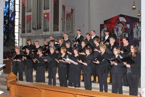 Kammerchor singend auf der Bühne