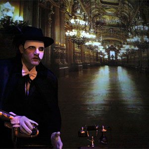 Das Phantom der Oper vor dem Bühnenbild "Pariser Oper" im Musical Phantom der Oper von ASA Event