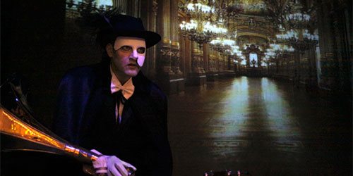 Das Phantom der Oper vor dem Bühnenbild "Pariser Oper" im Musical Phantom der Oper von ASA Event