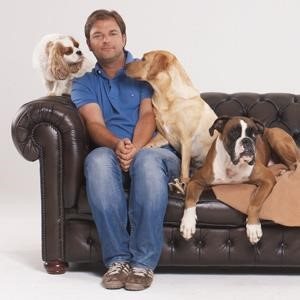 Martin Rütter mit drei Hunden