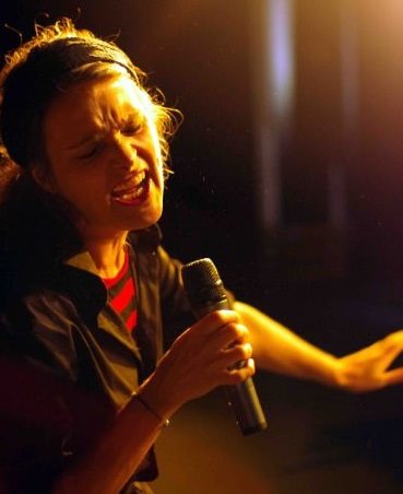 Barbara Kleyboldt singt auf der Bühne