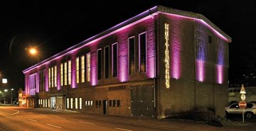 Hüttenhaus in Herdorf, beleuchtet bei Nacht
