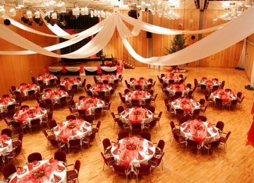Stadthalle Kamen geschmückter Saal rot
