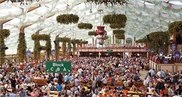 Ein Festzelt des Oktoberfests