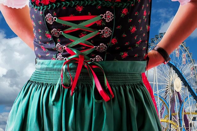 Dirndl mit Schleife