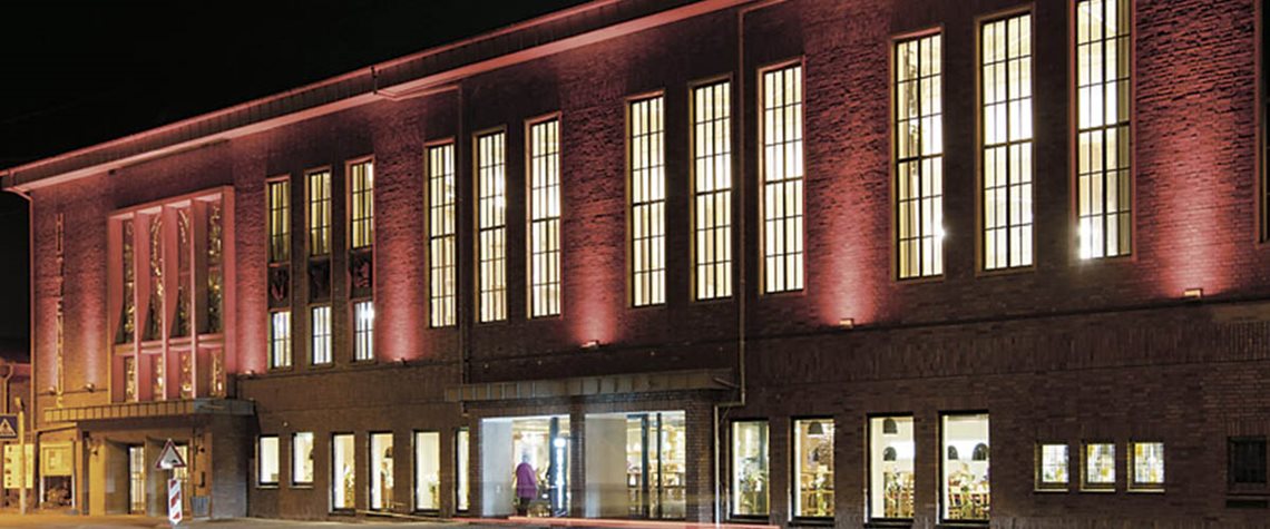 Header: Das Hüttenhaustheater bei Nacht