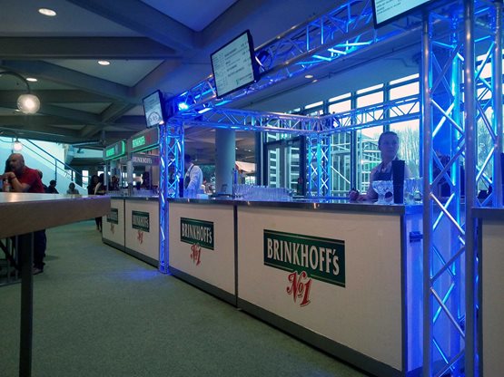 Getränke und Snacks im Foyer