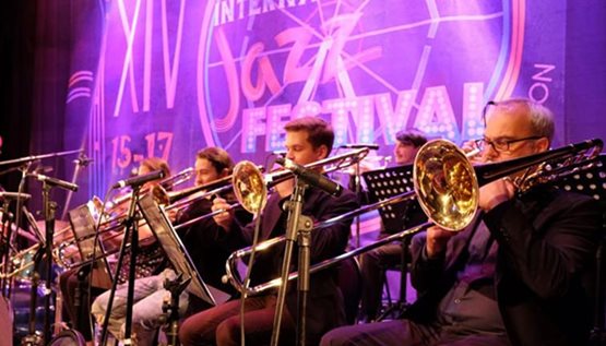 Big Band auf der Bühne