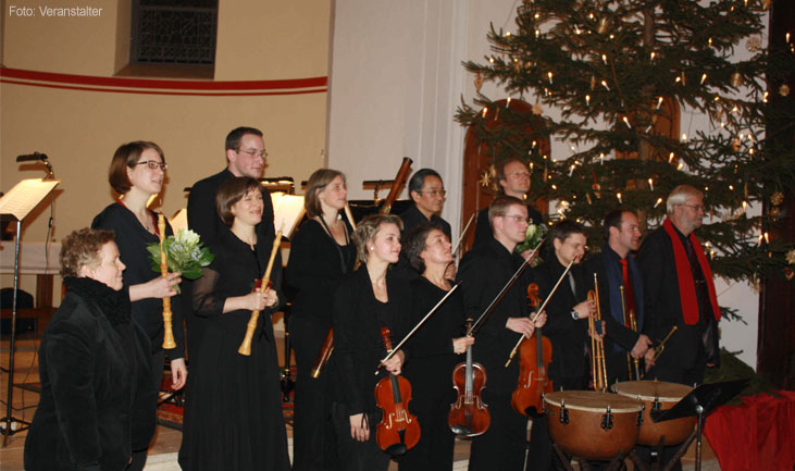 Musiker vor dem Weihnachtsbaum