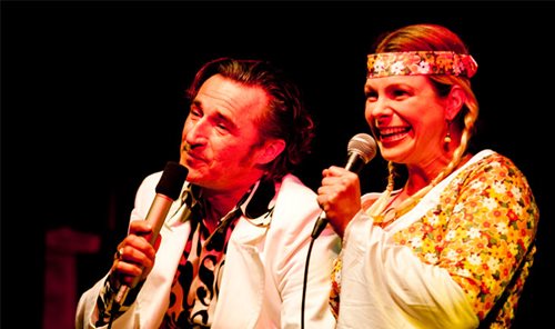 Dario Weberg und Indra Janoschke singen in der 70er-Jahre-Revue 