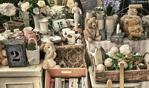 Flohmarktstand mit Deko