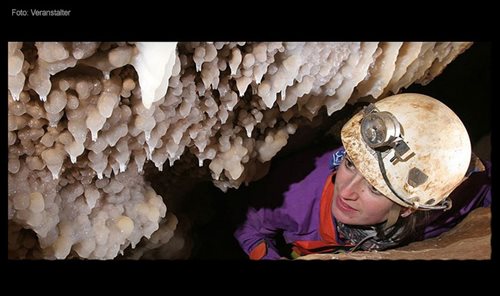 Höhlenforscherin mit Helmlampe
