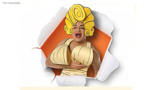 ENNIO MARCHETTO - The Living Paper Cartoon - Als Frau mit großer Oberweite