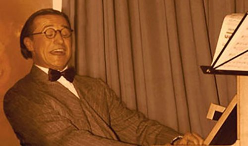 Dario Weberg als Heinz Ehrhardt am Klavier in 