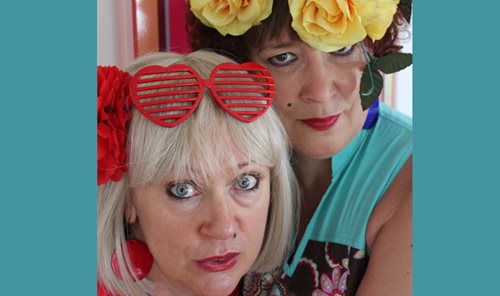 Die Pottsäue mit Blumen im Haar