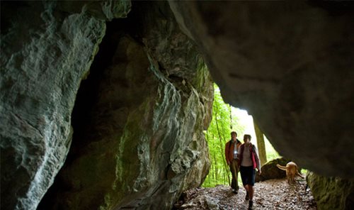 Zwei Leute am Höhleneingang
