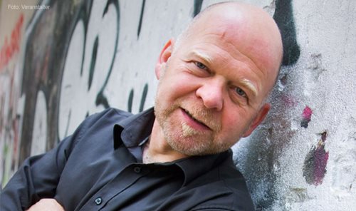 Bernd Gieseking im Portrait vor Graffiti