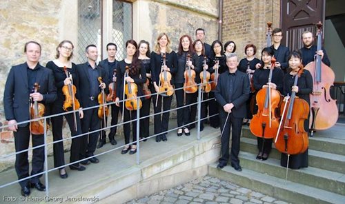 Musica Camerata Orchester vor der Burg