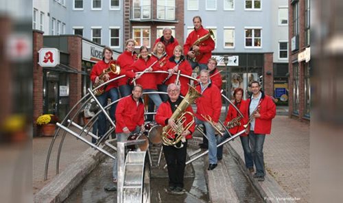 Blaskapelle Schwartländer in roten Jacken