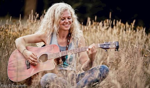 Die Strassenmusikerin mit dem Looper