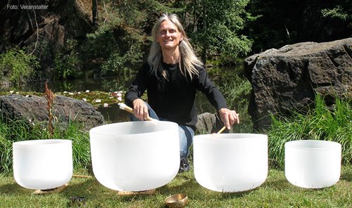 Phil Cory mit seinen Klangschalen auf der Wiese